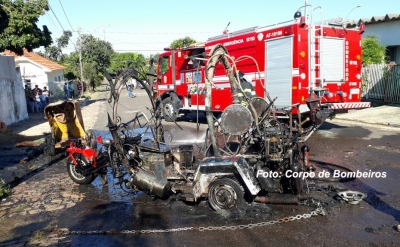 Fogo destrói triciclo em Jafa e quase atinge casa