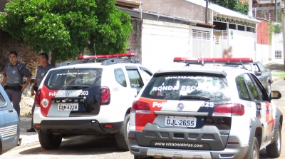 Dupla faz de tudo para fugir da PM após ser flagrada tentando furtar casa