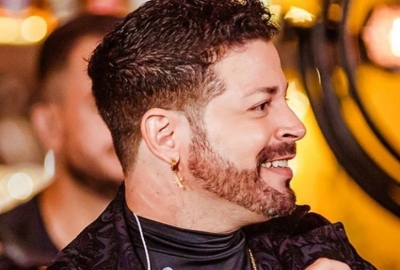 Corpo do cantor sertanejo Matheus, morto após ser atropelado em rodovia foi enterrado nesta tarde