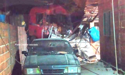 Caminhão desgovernado invade casa, na região