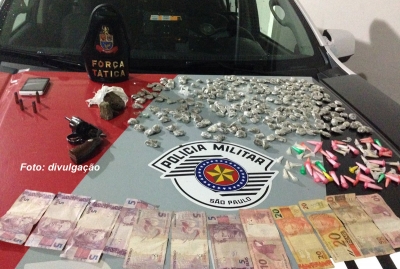 Homem é preso com drogas e arma