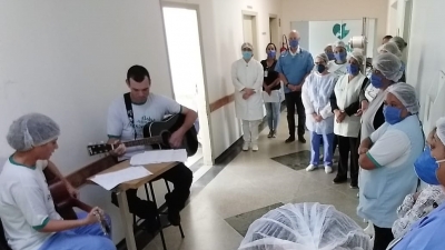 Enfermeiros criam momento de descontração musical 
