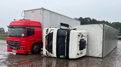 Temporal e fortes rajadas de vento derrubam caminhão e arrancam telhados em SC