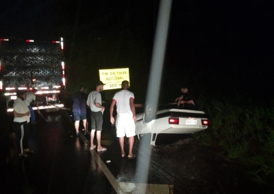 Motorista morre após carro cair em canaleta e capotar em rodovia