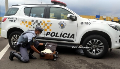 Moça é flagrada com cocaína em ônibus na SP-333, em Marília