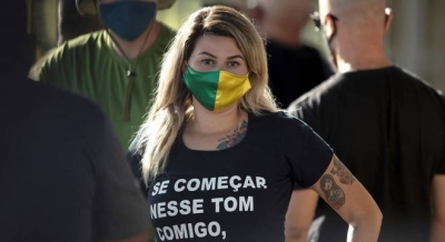 Com tornozeleira eletrônica, Sara Winter deixa o Presídio Feminino do Gama