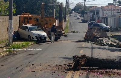 Caçamba cai de caminhão e causa grave acidente em Marília
