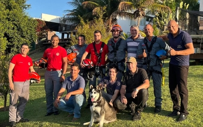 Bombeiros resgatam animal que caiu em barranco com 50 metros
