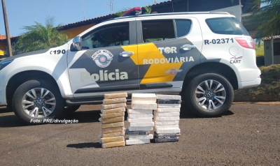 Carro é apreendido com carga de cocaína escondida em fundo falso