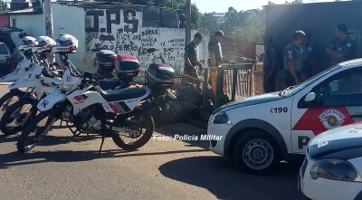 Motociclista pilota em zigue zague e acaba preso por embriaguez 