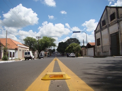 Prefeitura finaliza implantação de tachões em avenida