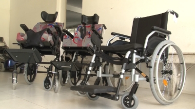 APAEs da região recebem doações de cadeiras de rodas