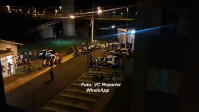 Morre criança atropelada em condomínio. Motorista quase é linchado