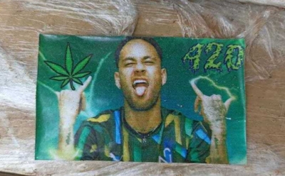 Polícia apreende 800 kg de maconha em pacotes com foto de Neymar 