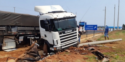 Carreta se envolve em acidente próximo ao pedágio de Oriente