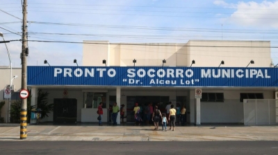 Mulher joga óleo quente no corpo do companheiro