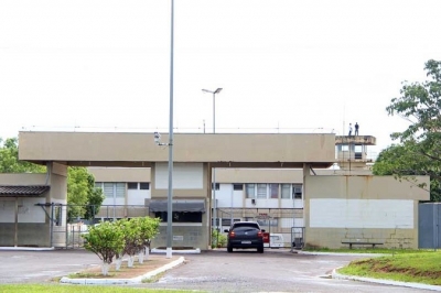 Presos fazem agentes e professor de reféns em Penitenciária