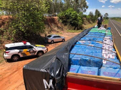 Polícia apreende carreta com cigarros do Paraguai, motorista tentou fugir e foi preso