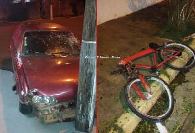 Carro vai parar no poste após atropelar ciclista