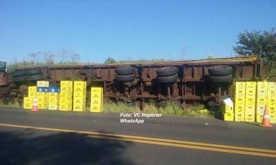 Carreta carregada com cerveja tomba na região