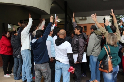 Funcionários aprovam greve a partir do dia 13