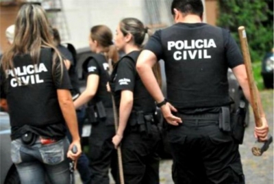 Policiais civis fazem operação para prender autores de feminicídio