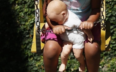 Homem é preso após filmar sobrinha de 4 anos durante banho