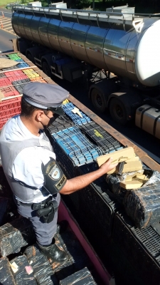 Polícia Rodoviária prende caminhoneiro com grande quantidade de maconha em fundo falso de caminhão