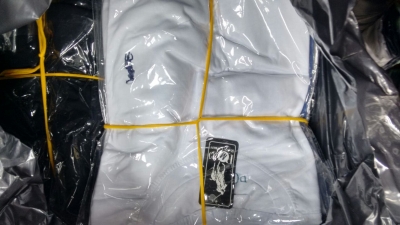 Polícia Rodoviária apreende camisetas falsificadas