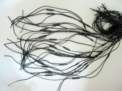 Mulher é flagrada com fones, cabos e fio de cobre na genitália