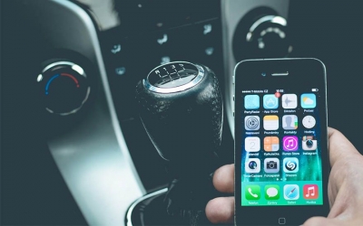 Motorista é assaltado ao parar para atender celular