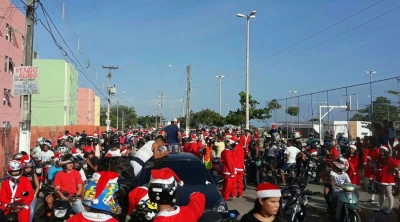 Grupo de motociclistas entrega presentes pela cidade