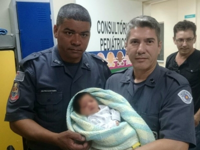 Recém-nascida é encontrada debaixo de árvore