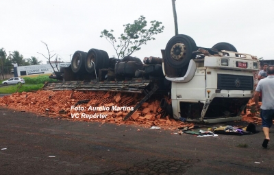 Motorista tomba caminhão para evitar tragédia em Marília