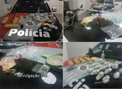 Força Tática apreende drogas e recupera moto