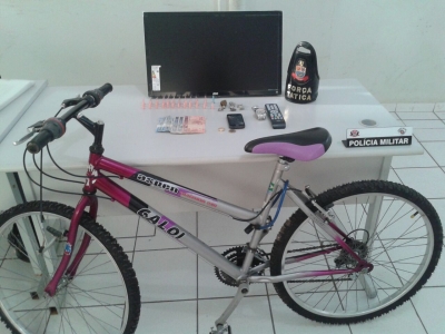 PM procura donos de objetos apreendidos em ponto de tráfico na zona Oeste