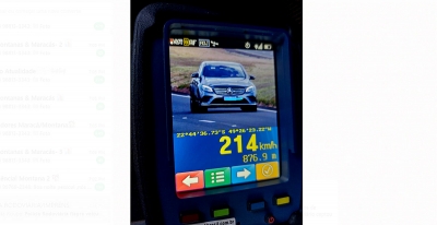 Polícia Rodoviária flagra motorista dirigindo carro a 214 km/h, na região