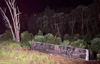 Criança de 3 anos está entre mortos em acidente com ônibus no Paraná