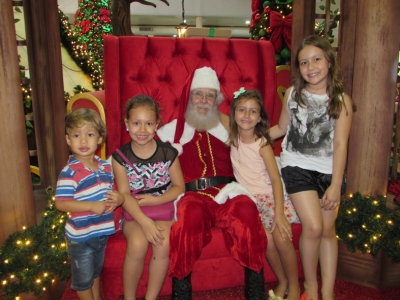 Papai Noel chegou para trazer alegria à criançada