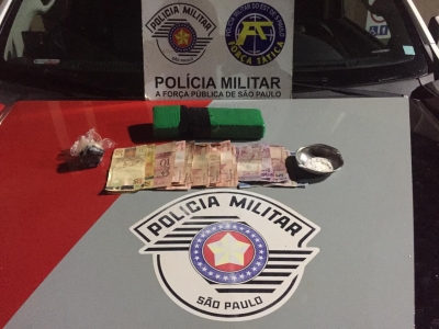 Homem é preso pela PM com drogas e dinheiro