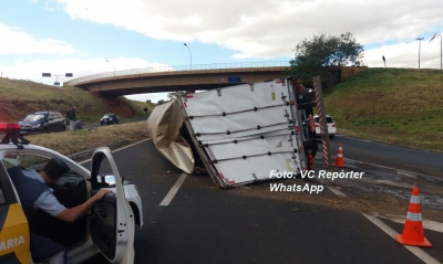 Carreta tomba na alça do campus universitário