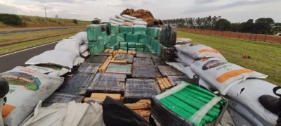 Polícia Rodoviária apreende 2 toneladas de maconha em carga de caminhão