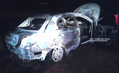 Incêndio destrói carro, mas ocupantes escapam