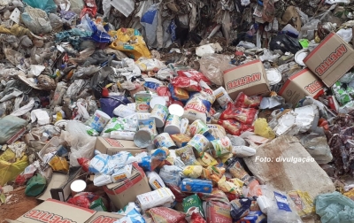 Prefeitura de Garça é acusada de jogar fora alimentos da merenda escolar