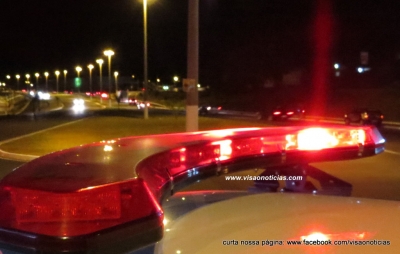 Dupla armada rouba carro na zona Norte