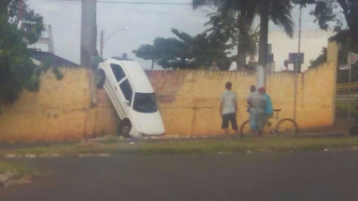 Motorista erra marcha e causa acidente em supermercado na região