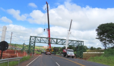 Passarela é instalada. Entrega deve ocorrer em 20 dias