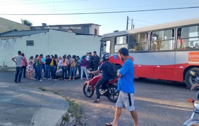 Ônibus atinge motocicleta em conversão na zona sul