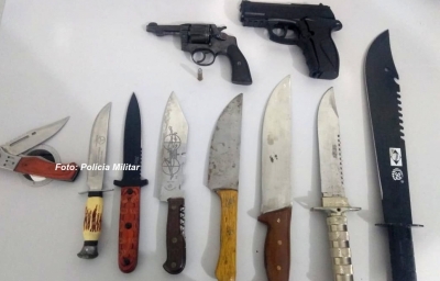 Homem é preso com arma e facas após ameaçar a família