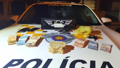 Após perseguição, Polícia Rodoviária apreende droga e dinheiro
